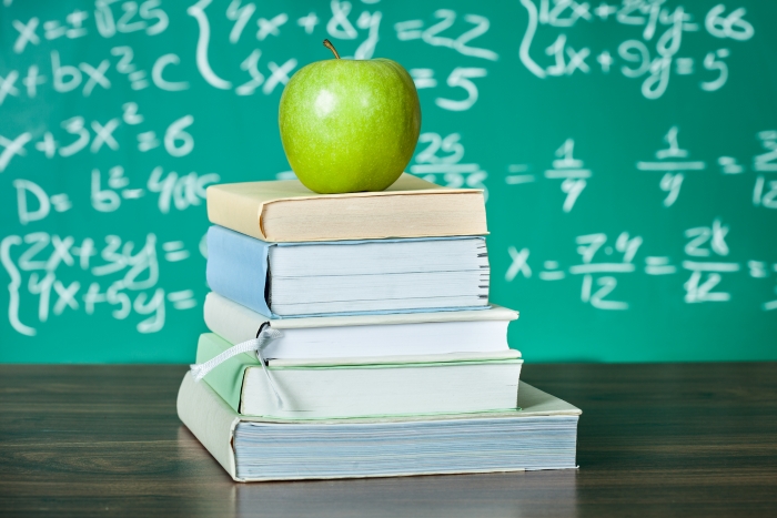 mathe nachhilfe grüner apfel auf büchern